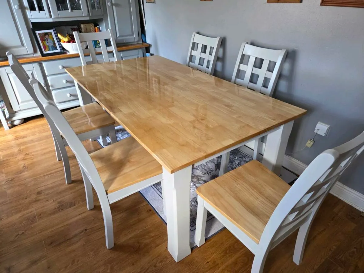 Table and chairs - Image 3