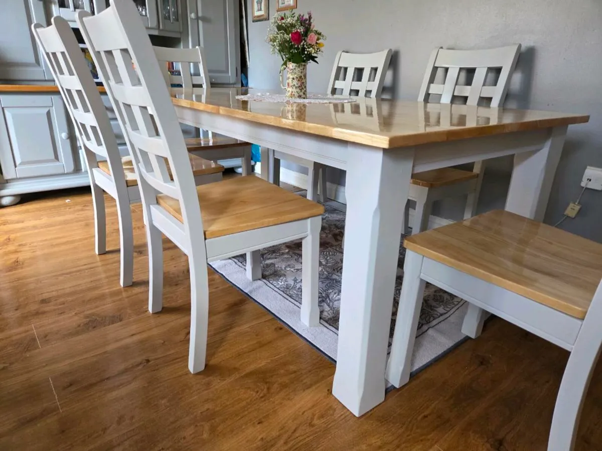 Table and chairs - Image 4