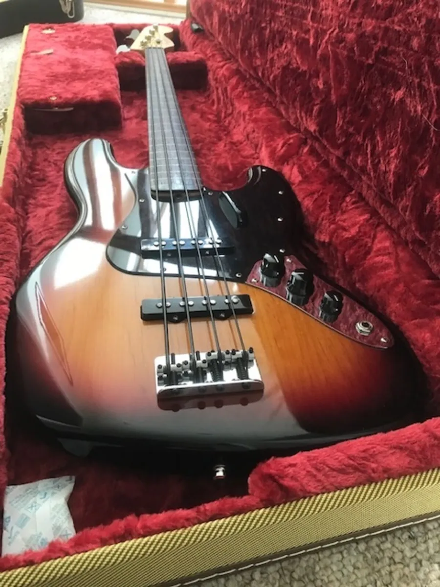 FENDER USA Fretless Bass Guitar 2001 - Image 1