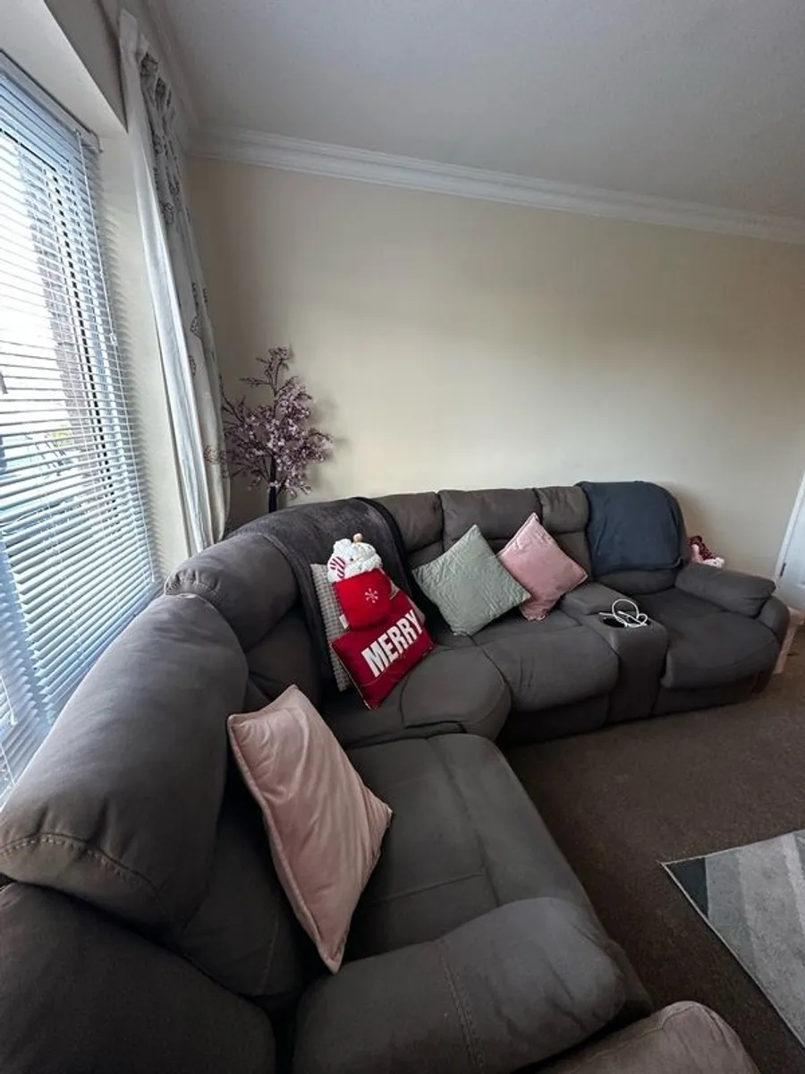 Corner couch with USB charging - Image 1