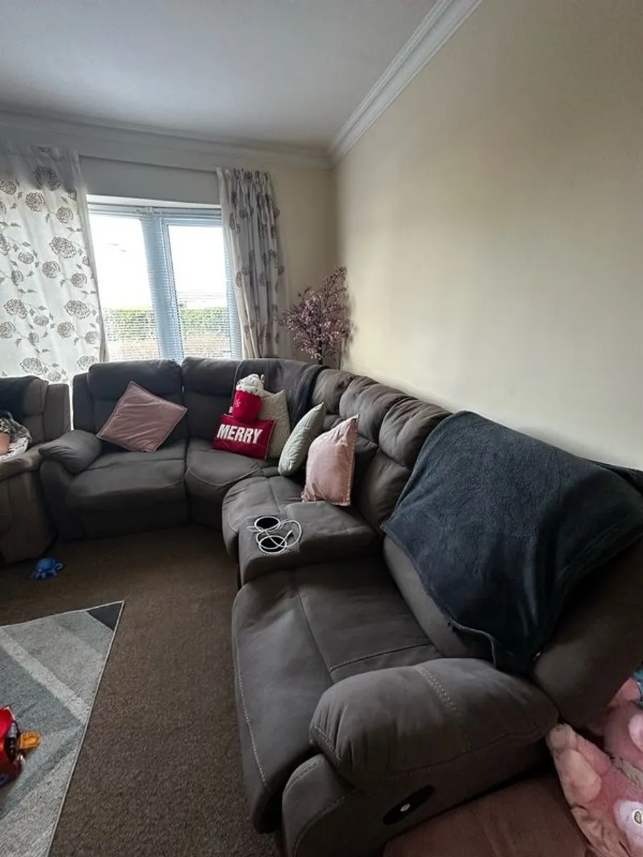 Corner couch with USB charging - Image 2