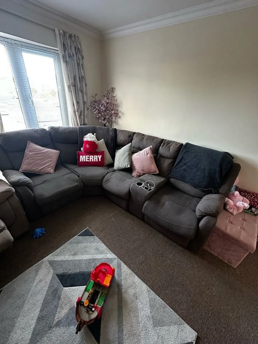 Corner couch with USB charging - Image 3