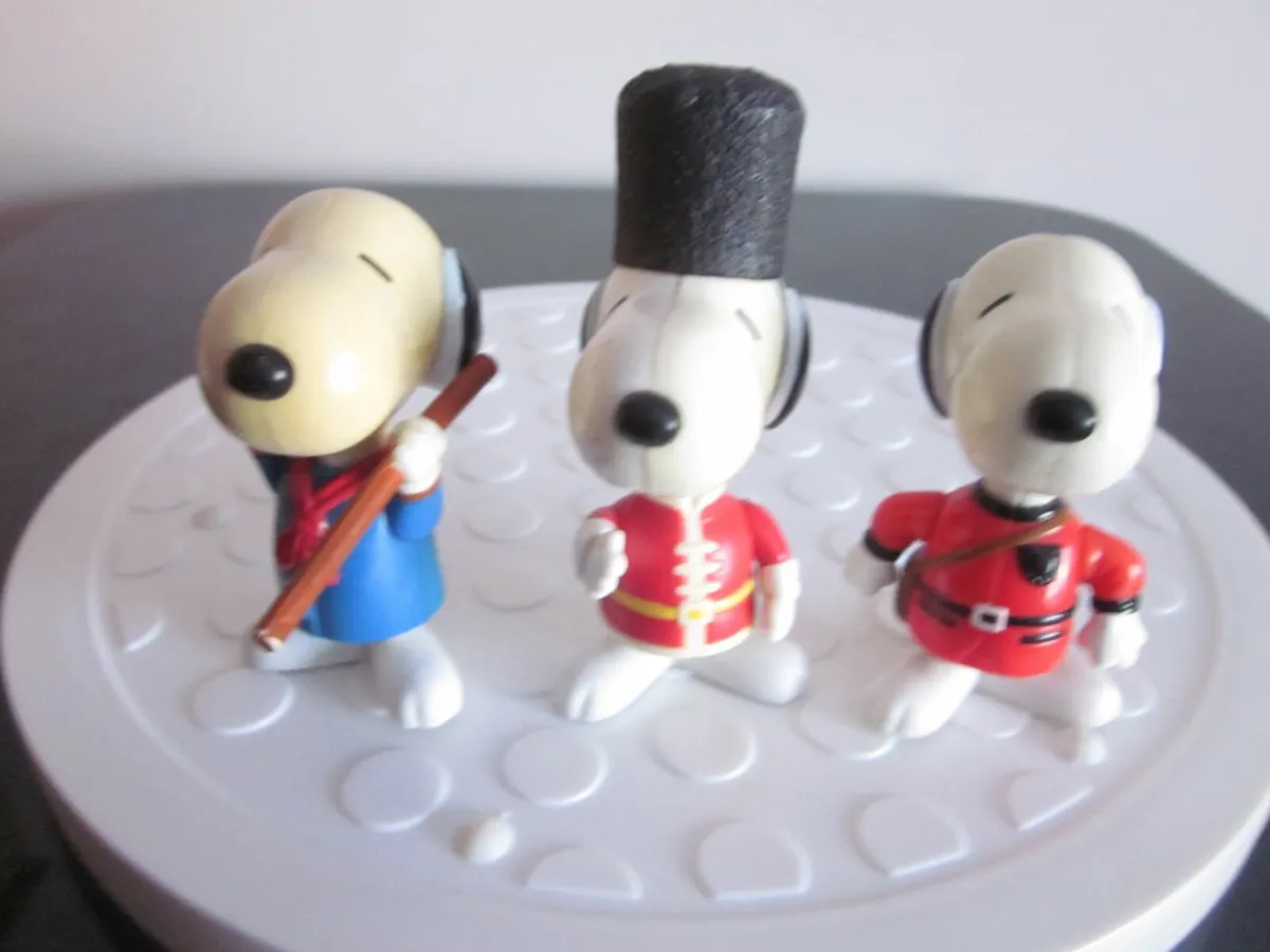 Mc Donald's Happy Meal Toys Snoopy Toy World Tour - Image 1