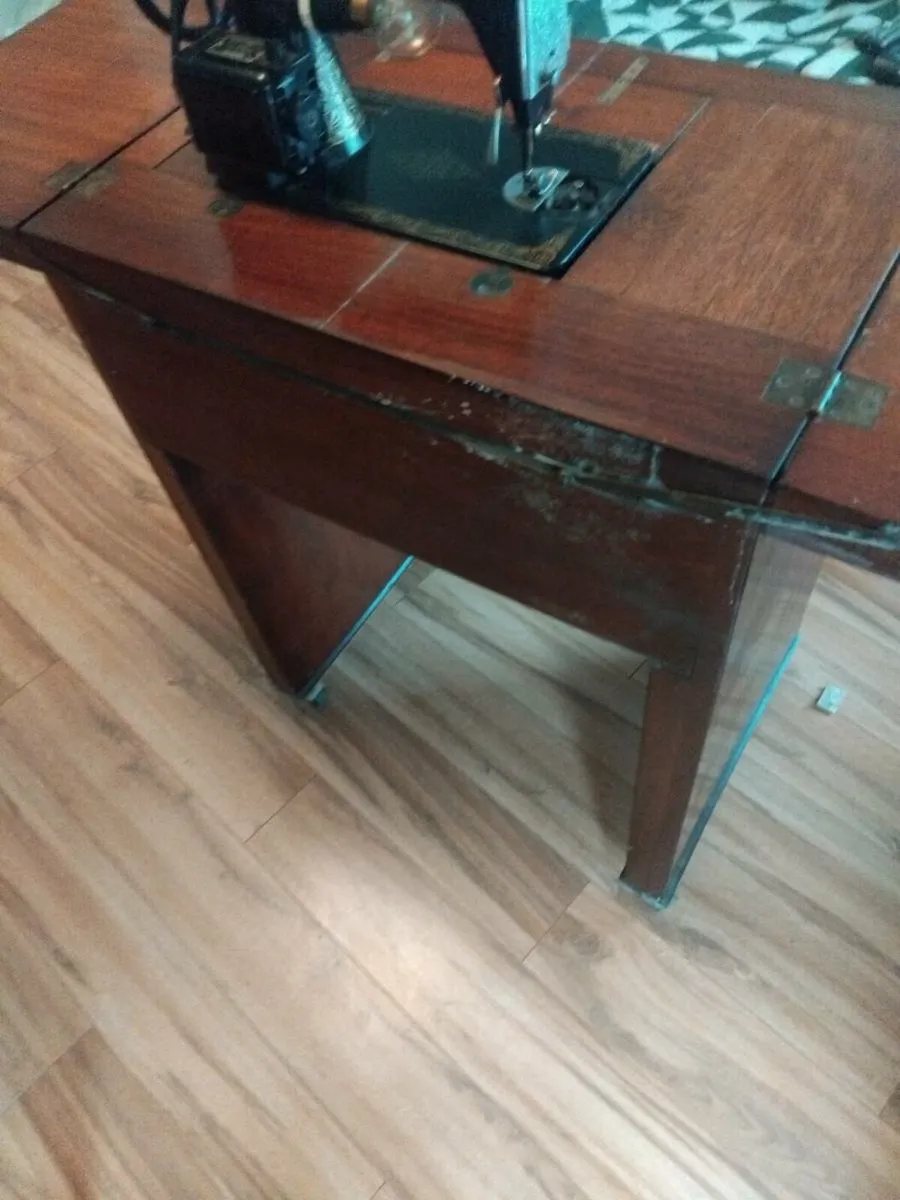 Vintage Singer Sewing machine - Image 4