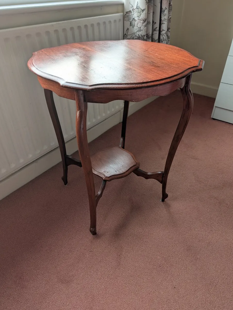 Antique mahogany occasional table - Image 1