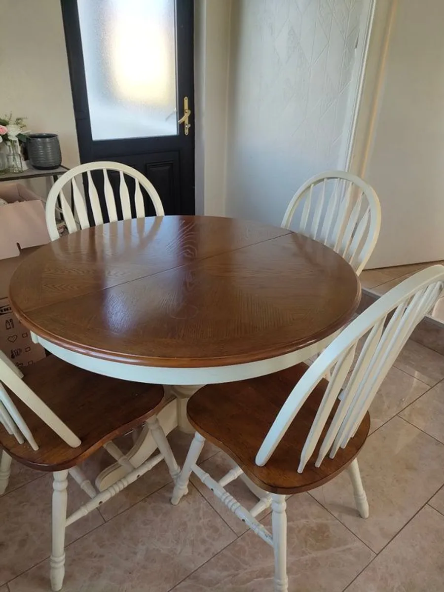 Kitchen table and chairs - Image 1