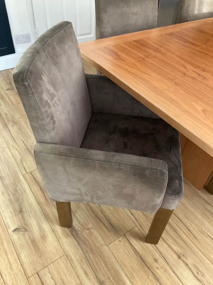 Dining table and 6 chairs - Image 3