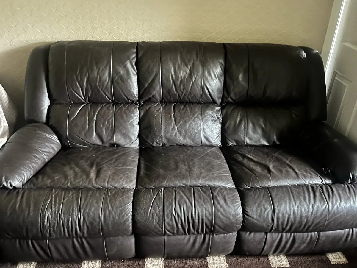 3+1+1 Suite - Sofa/Couch & Reclining Armchairs - Image 2