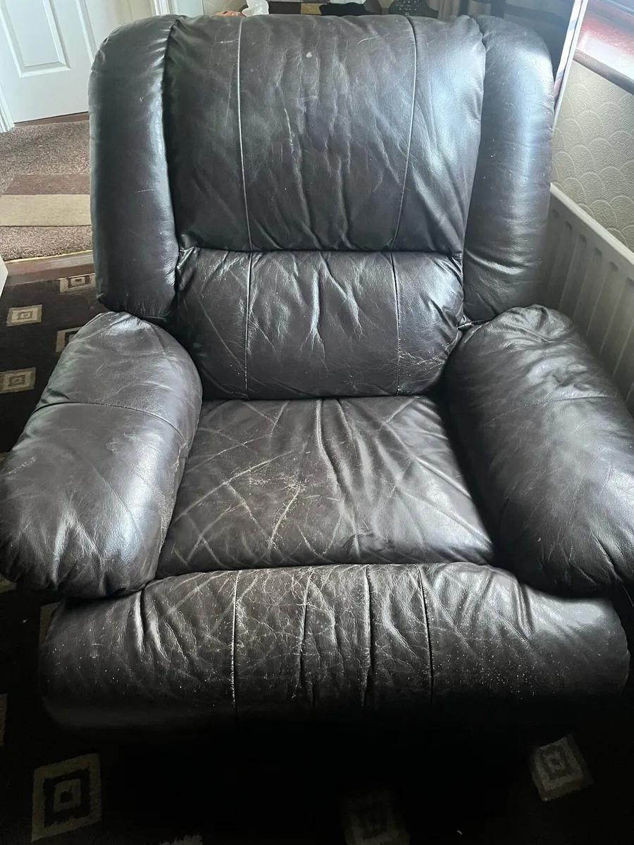 3+1+1 Suite - Sofa/Couch & Reclining Armchairs - Image 4