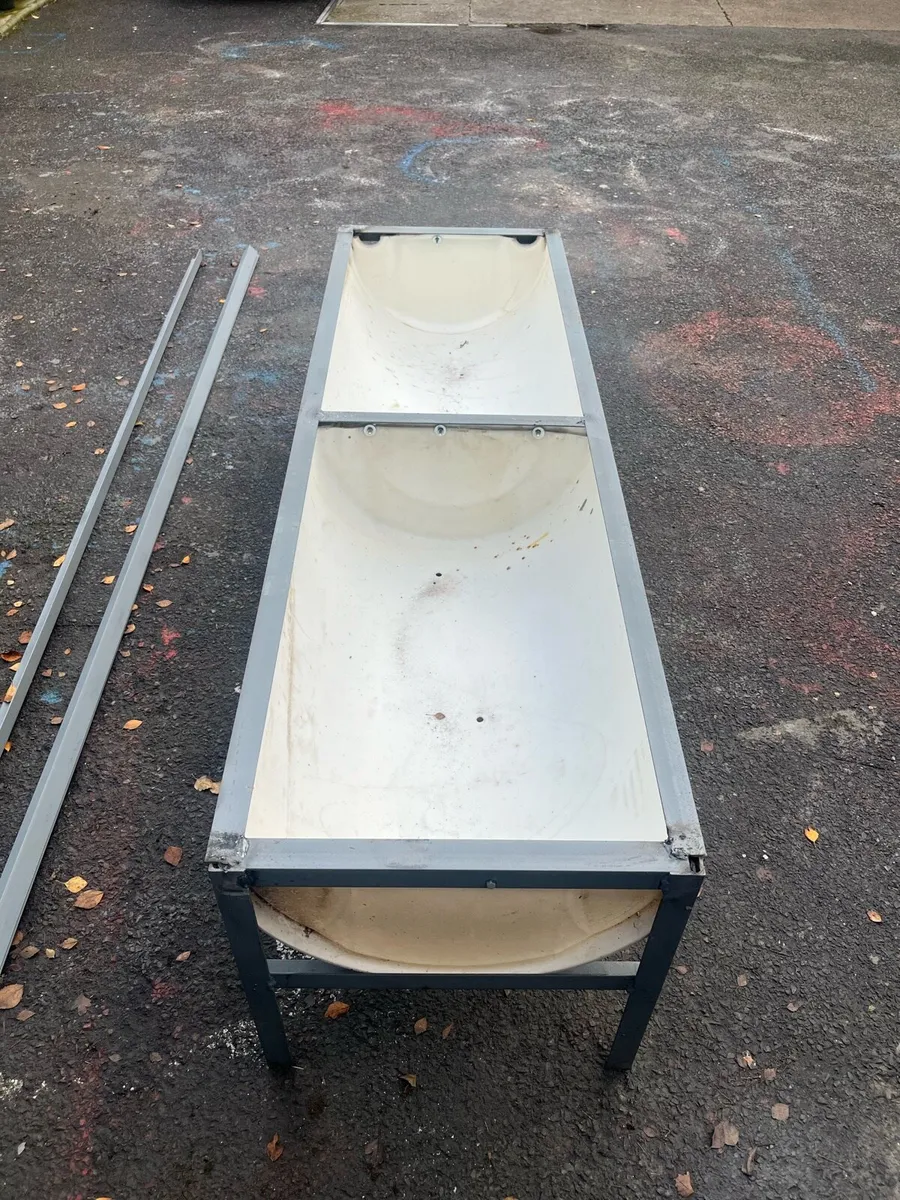 Cattle feeder - Image 1