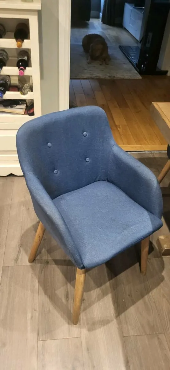 Table and chairs - Image 1