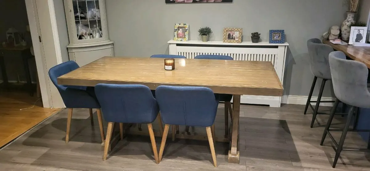 Table and chairs - Image 2