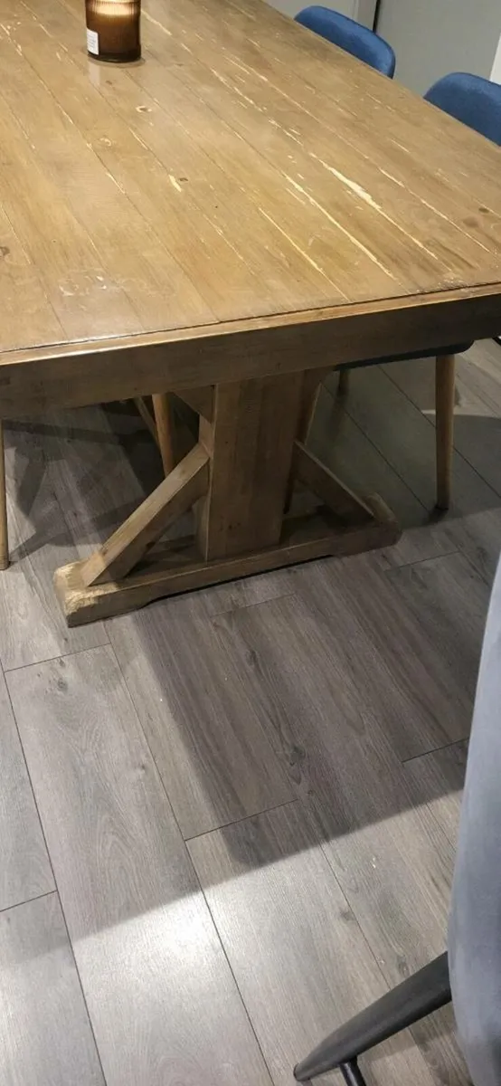 Table and chairs - Image 3