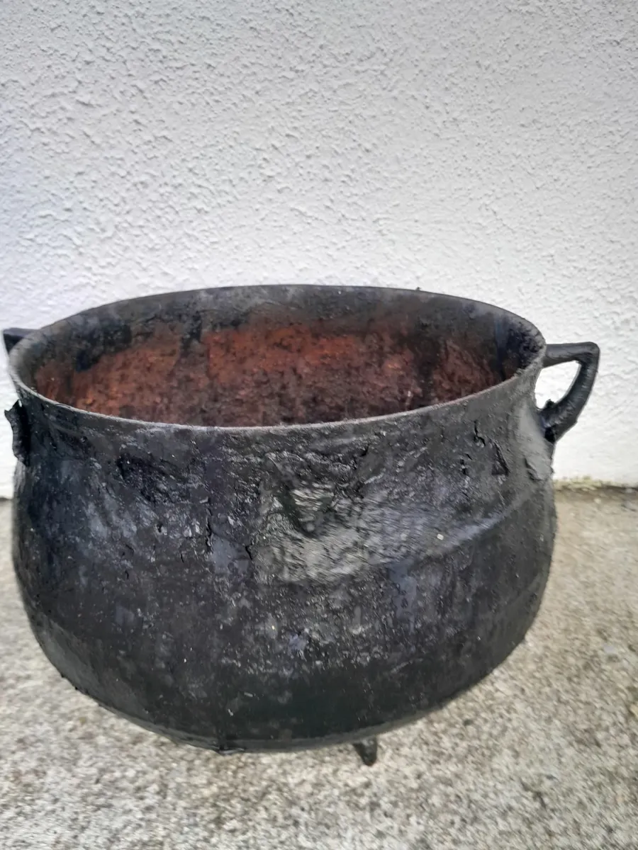 Vintage cast iron pots. - Image 2