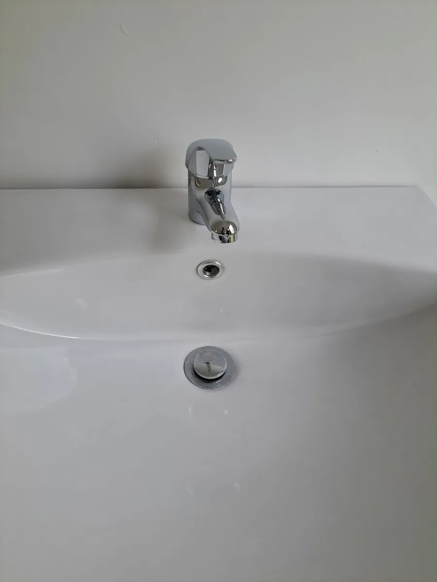 Bathroom sinks - Image 2