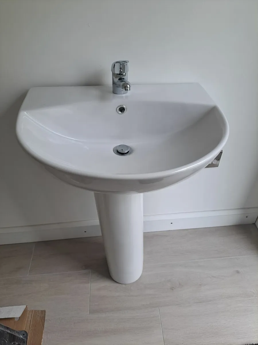 Bathroom sinks - Image 1