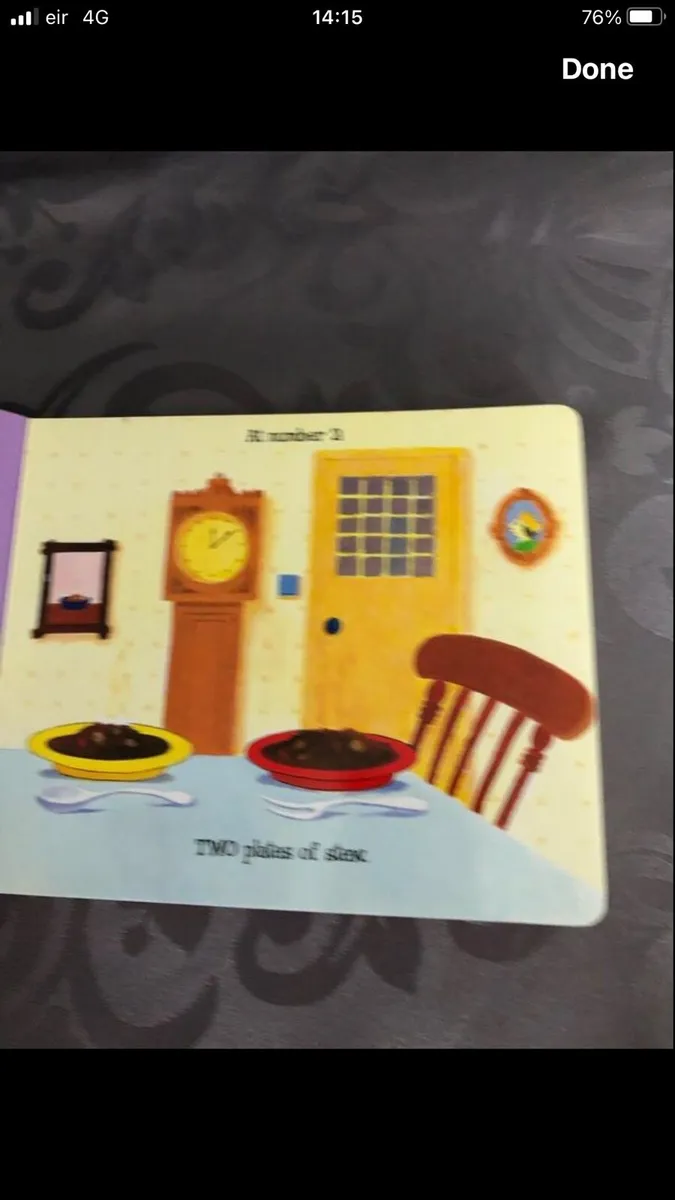 Child’s Xmas book €3 - Image 3