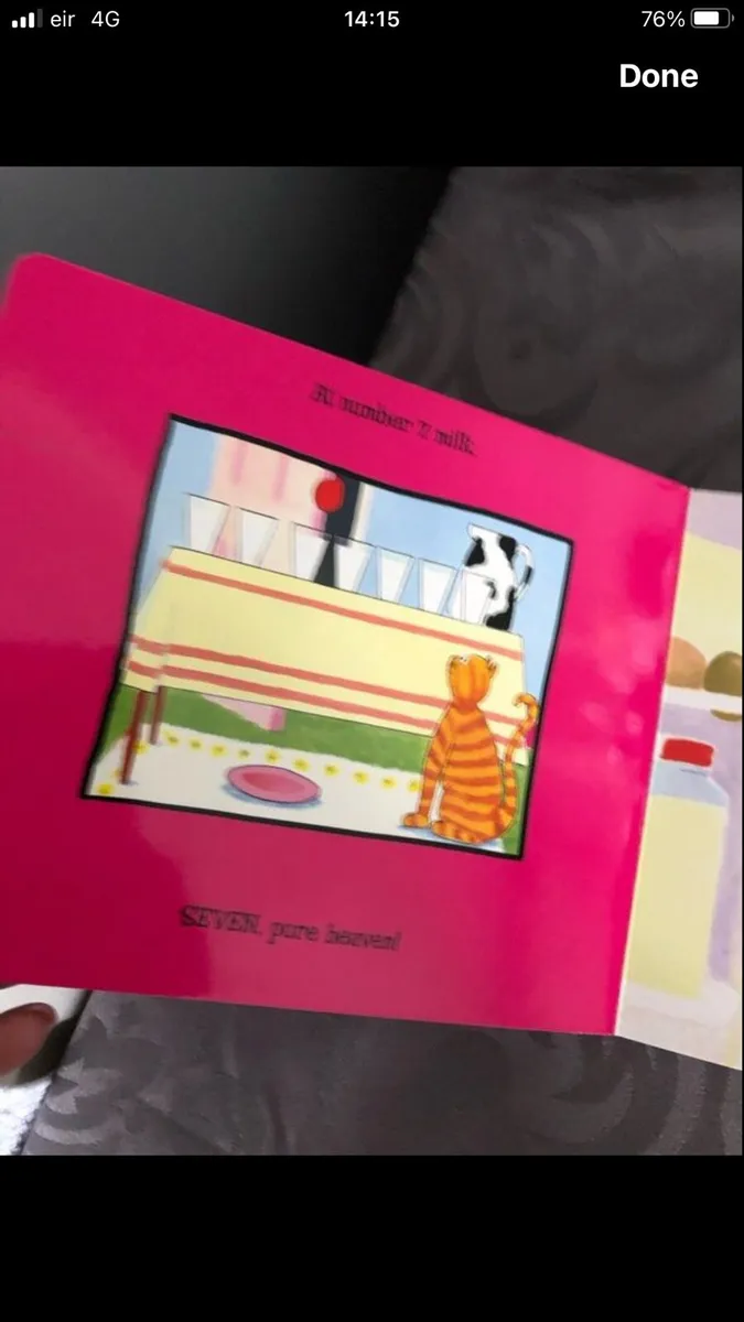 Child’s Xmas book €3 - Image 4