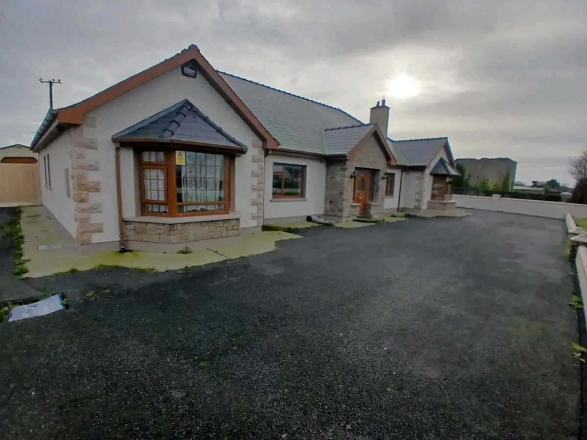 4 bedroom bungalow - Image 1