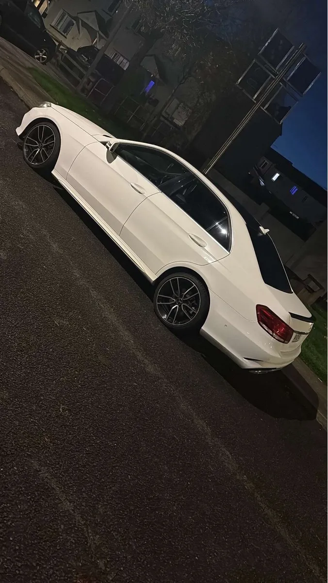 Mercedes Benz E220 - Image 2