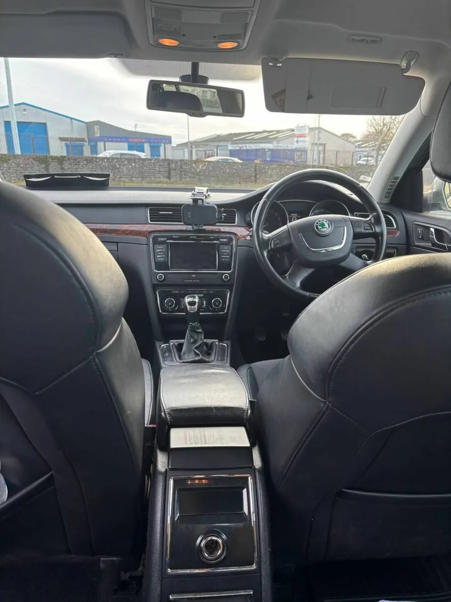 Skoda Superb 2011 - Image 2