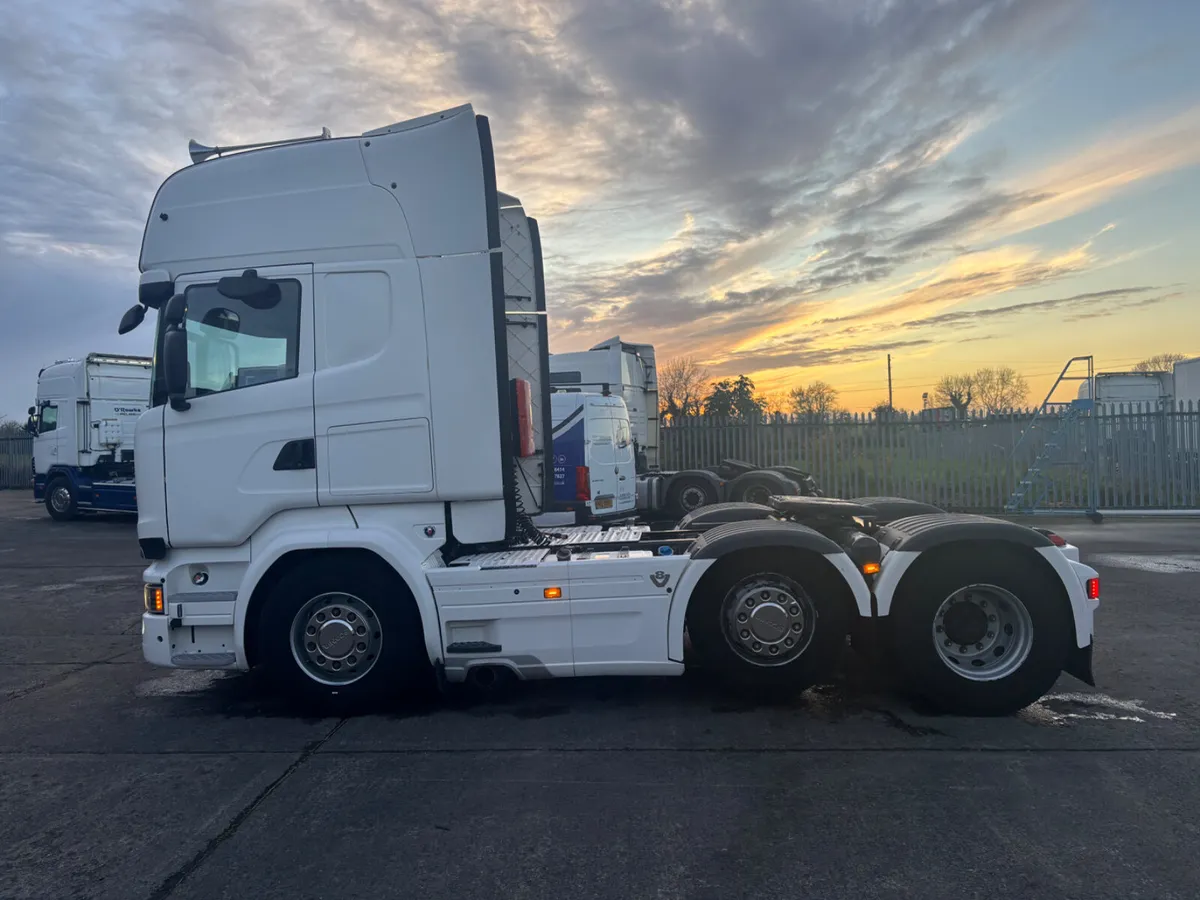 2015 R520 Topline V8 Auto 6X2 Midlift - Image 3