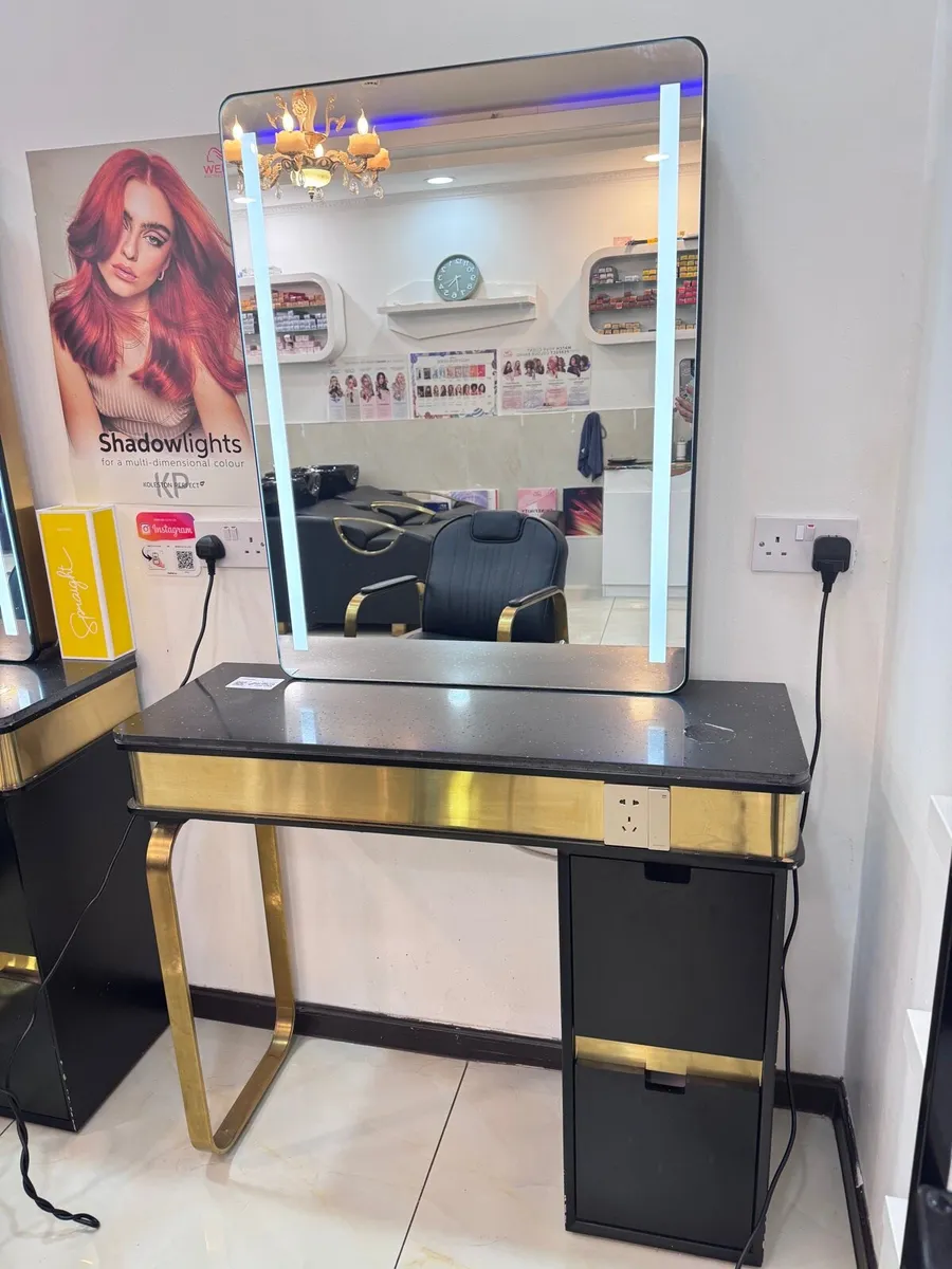 Salon chair and mirror - Image 1