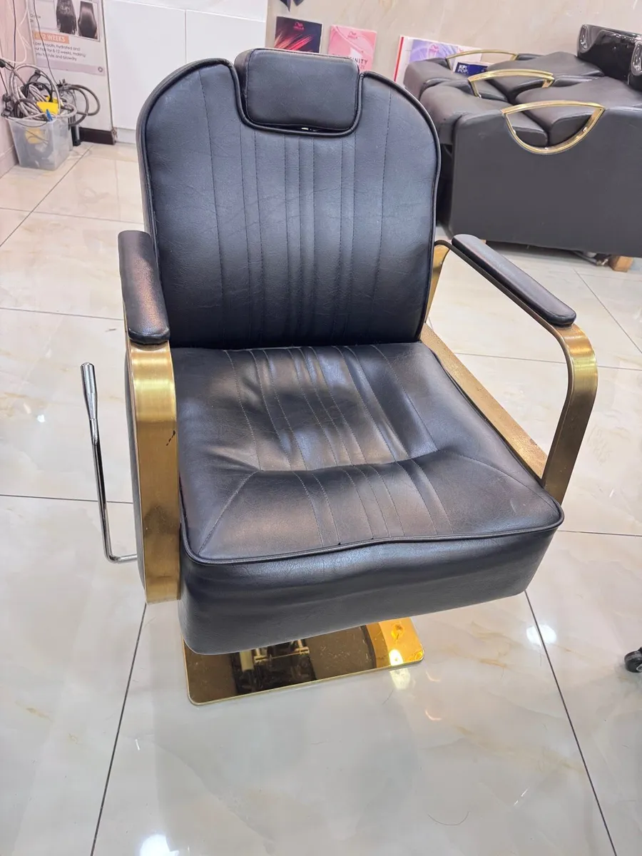 Salon chair and mirror - Image 2