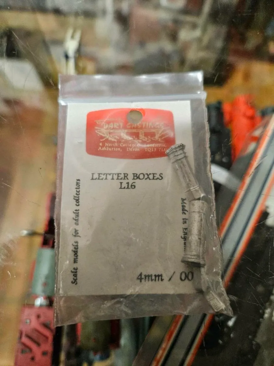 Hornby OO Gauge Post Bixes cast metal