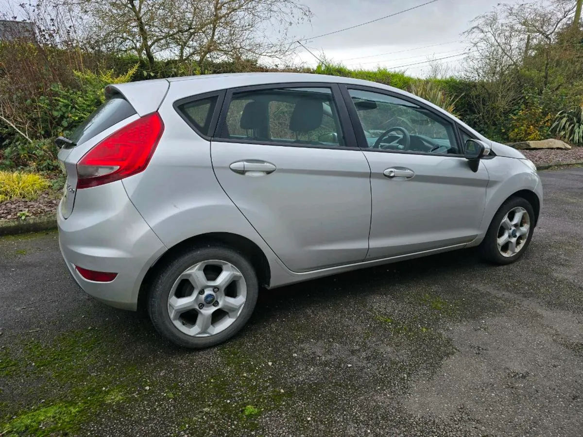 2011 Ford Fiesta - Image 2