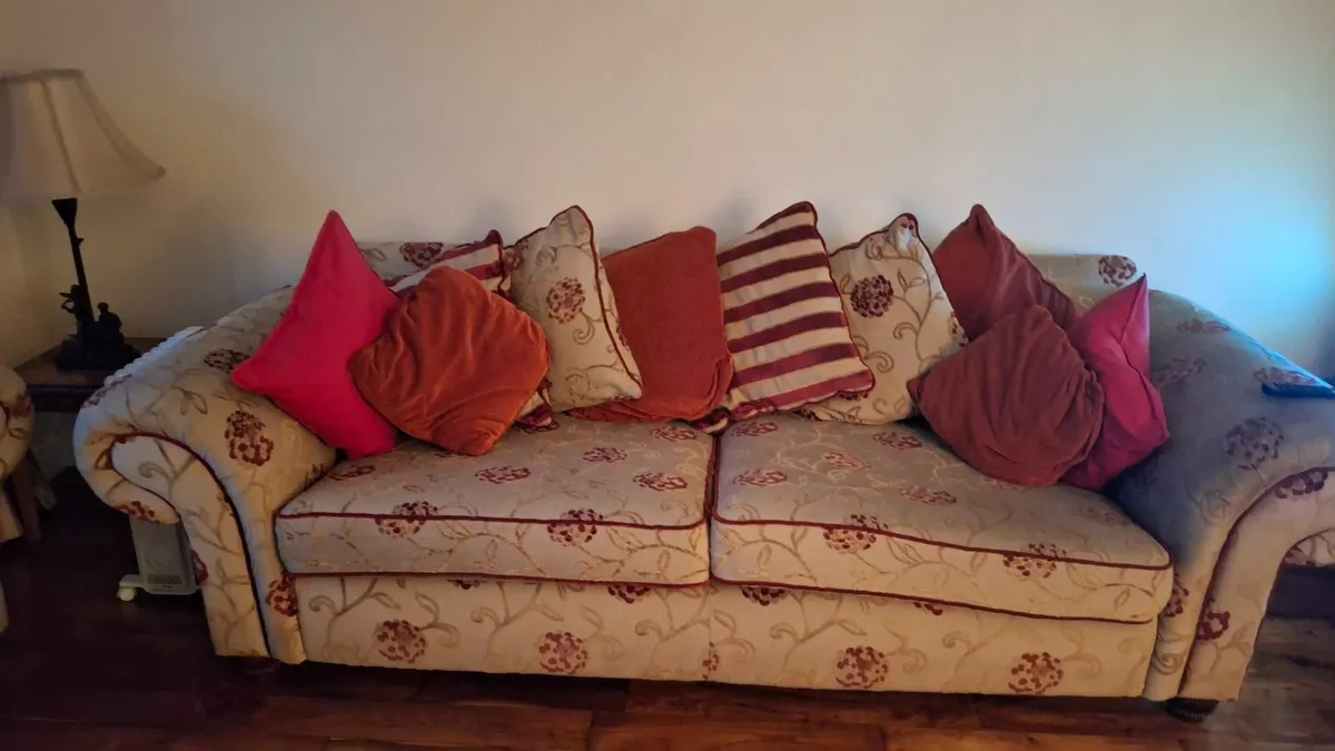 2 couches,  €800    2 tables   €100 - Image 1