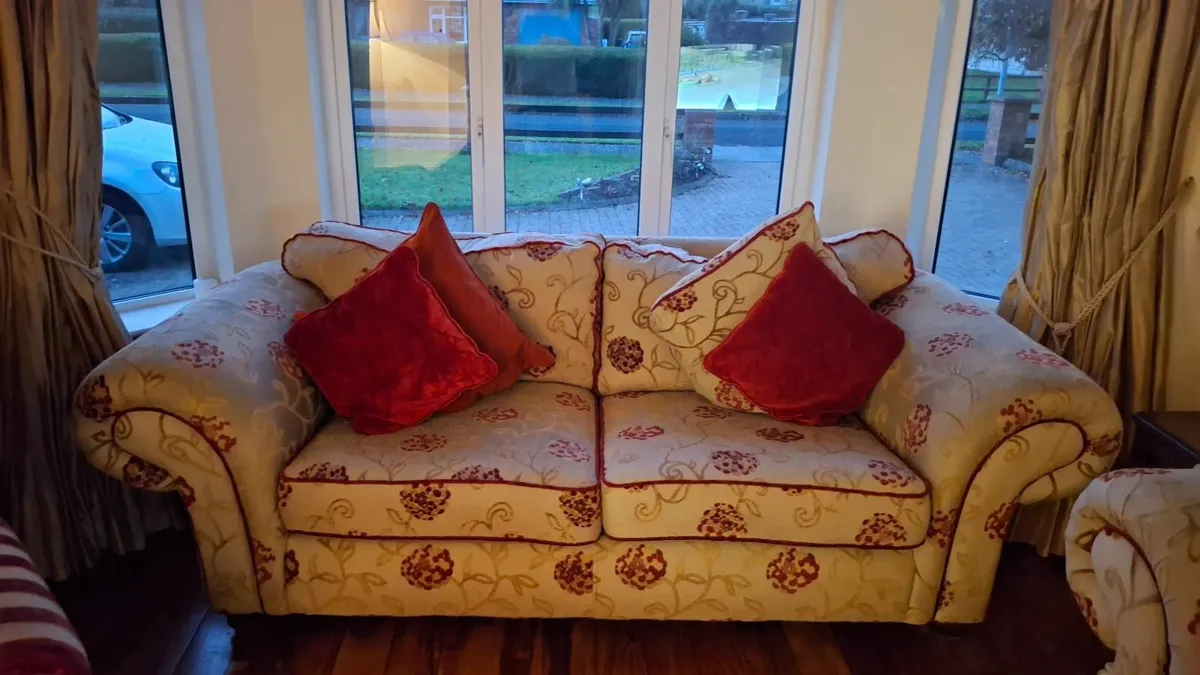 2 couches,  €800    2 tables   €100 - Image 2