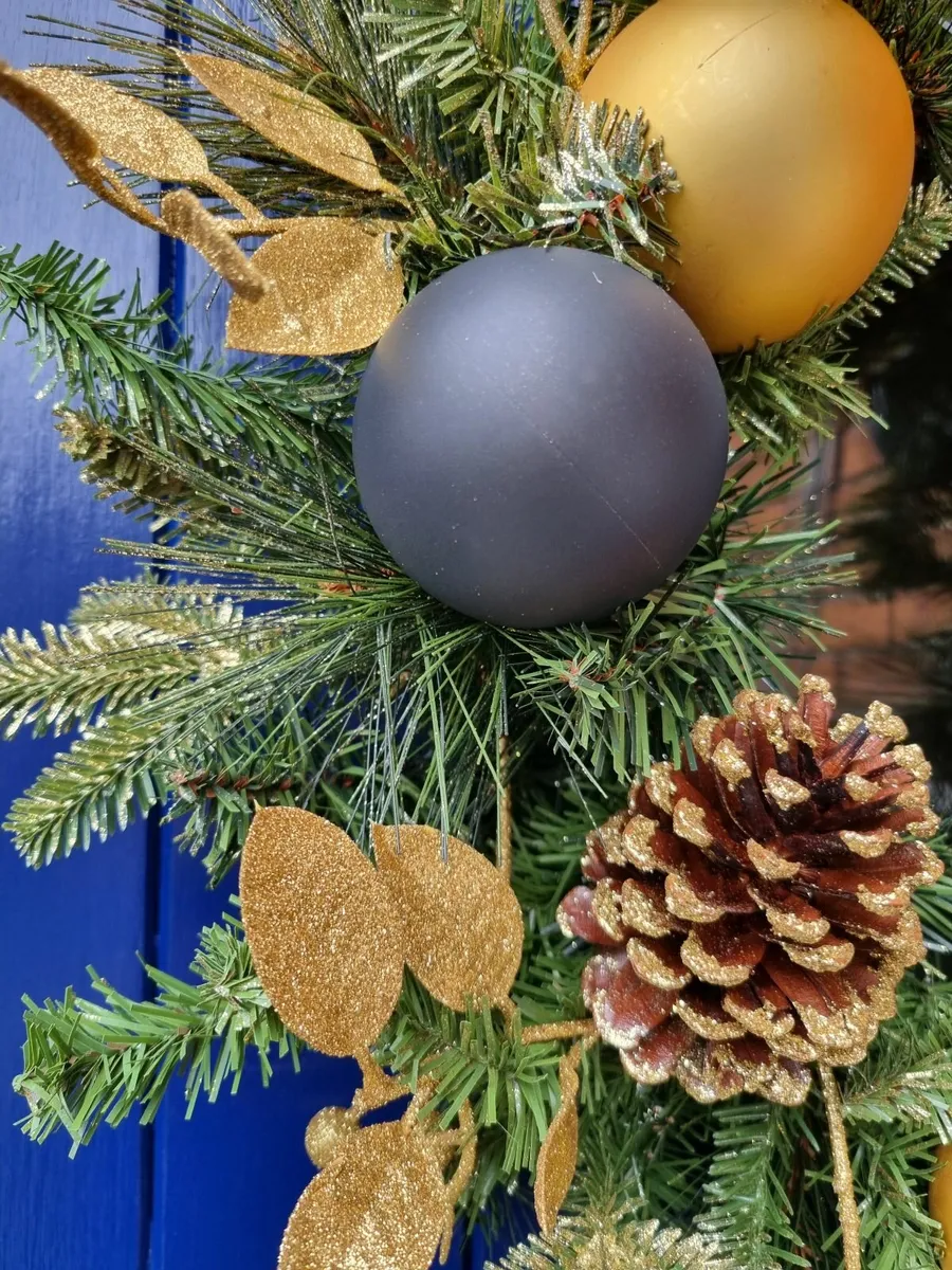 Gold and black Christmas wreath 45cm - NEW - Image 2