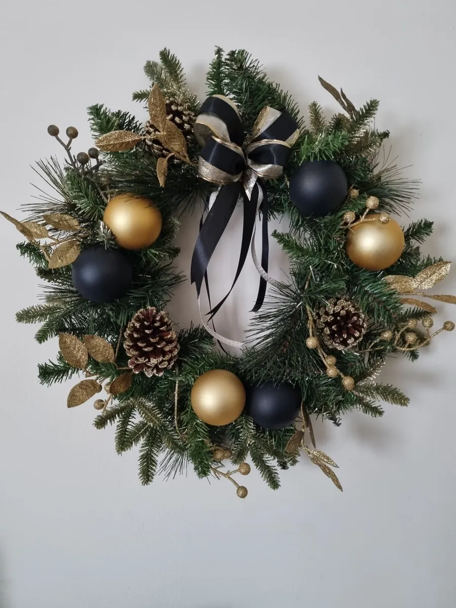 Gold and black Christmas wreath 45cm - NEW - Image 3
