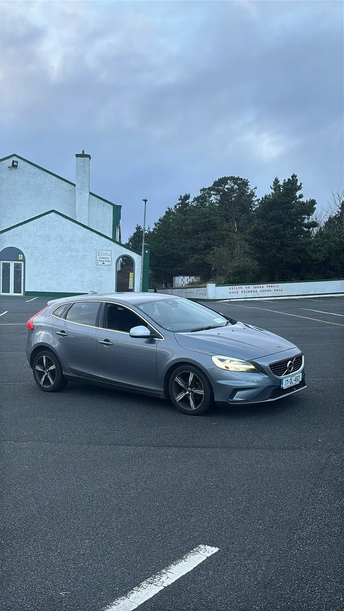 Volvo V40 D2 R Design - Image 4