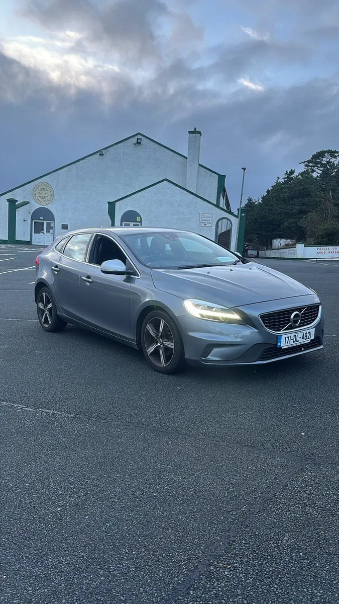 Volvo V40 D2 R Design - Image 1