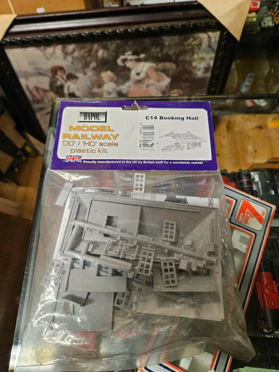 Hornby Dapol OO Gauge Booki g Hall - Image 1