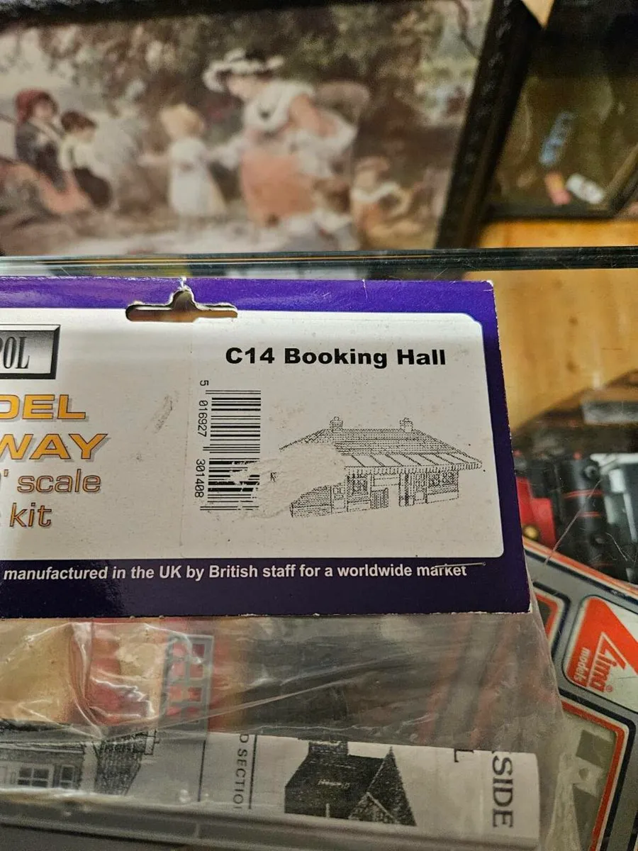 Hornby Dapol OO Gauge Booki g Hall - Image 2