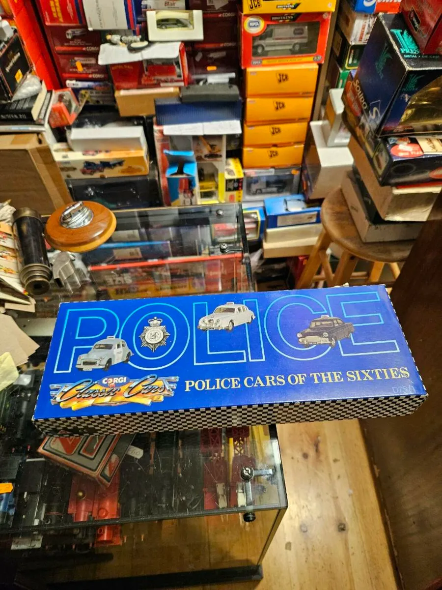 Corgi Police Car Set - Image 1