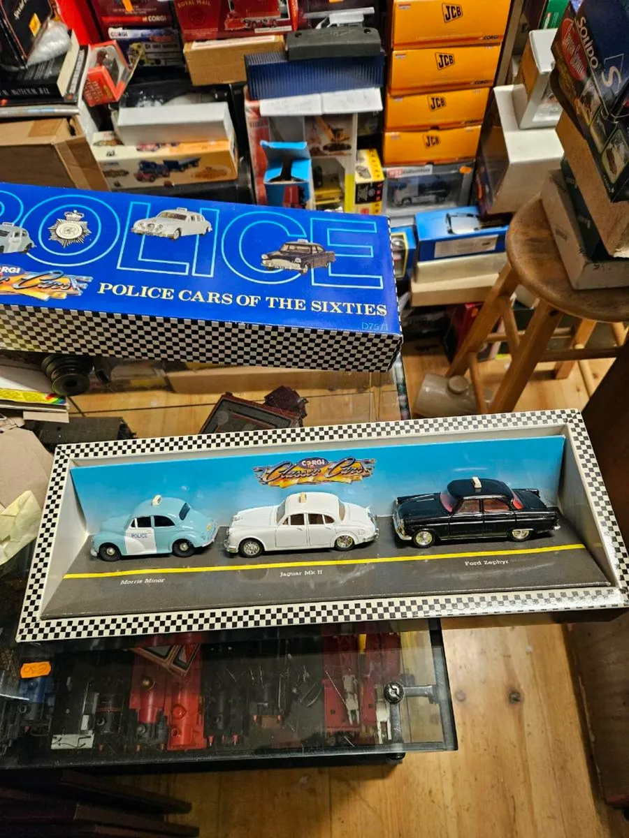Corgi Police Car Set - Image 2