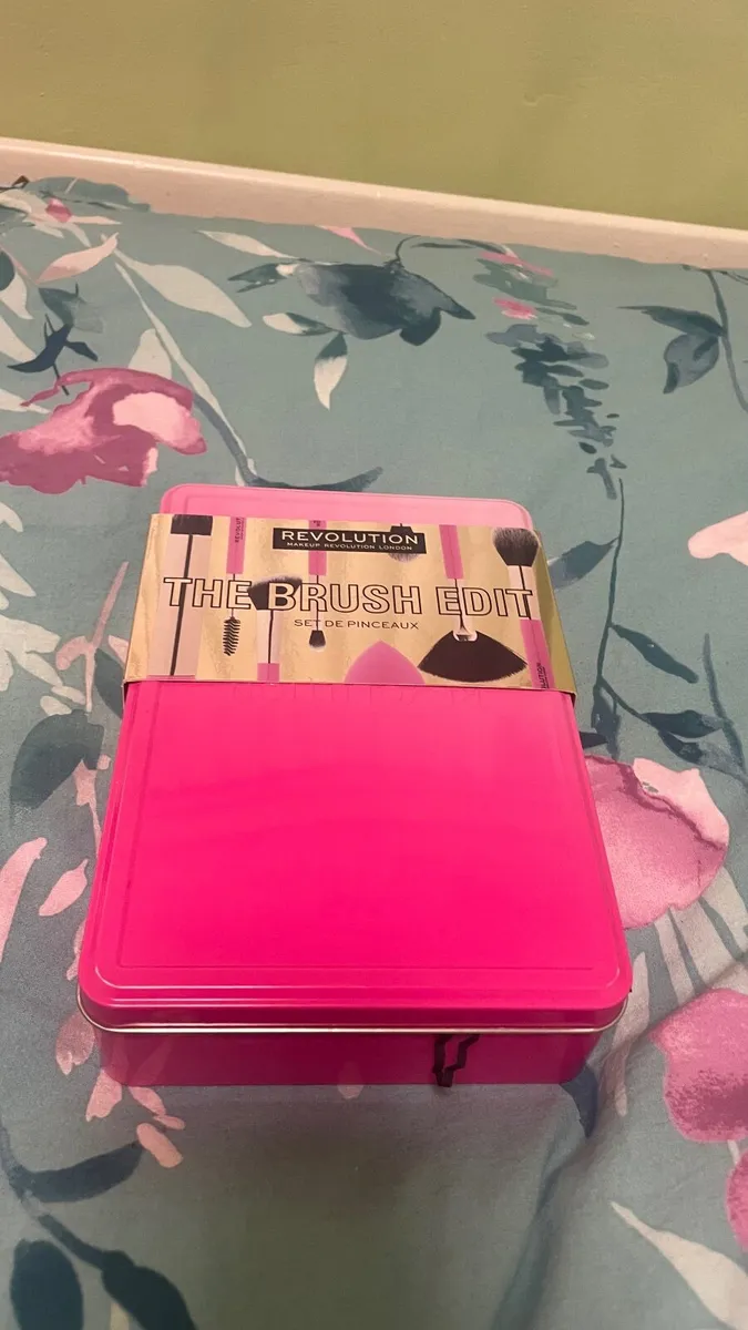 New pink brushes by revolution - Image 1