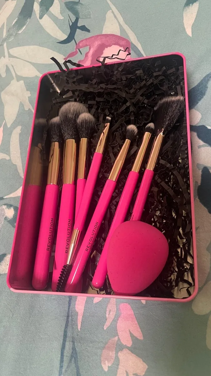New pink brushes by revolution - Image 3