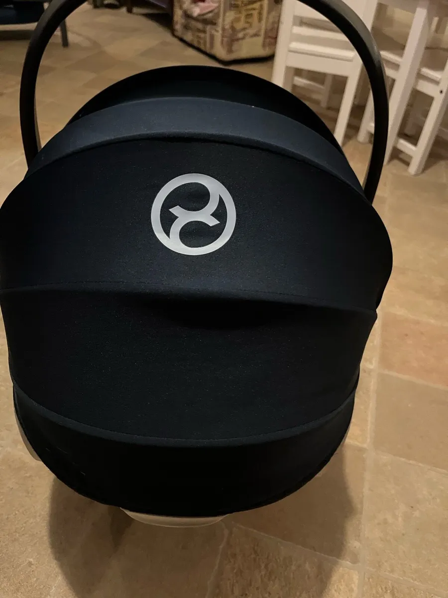 Cybex Could Z plus Car seat and Base - Image 2