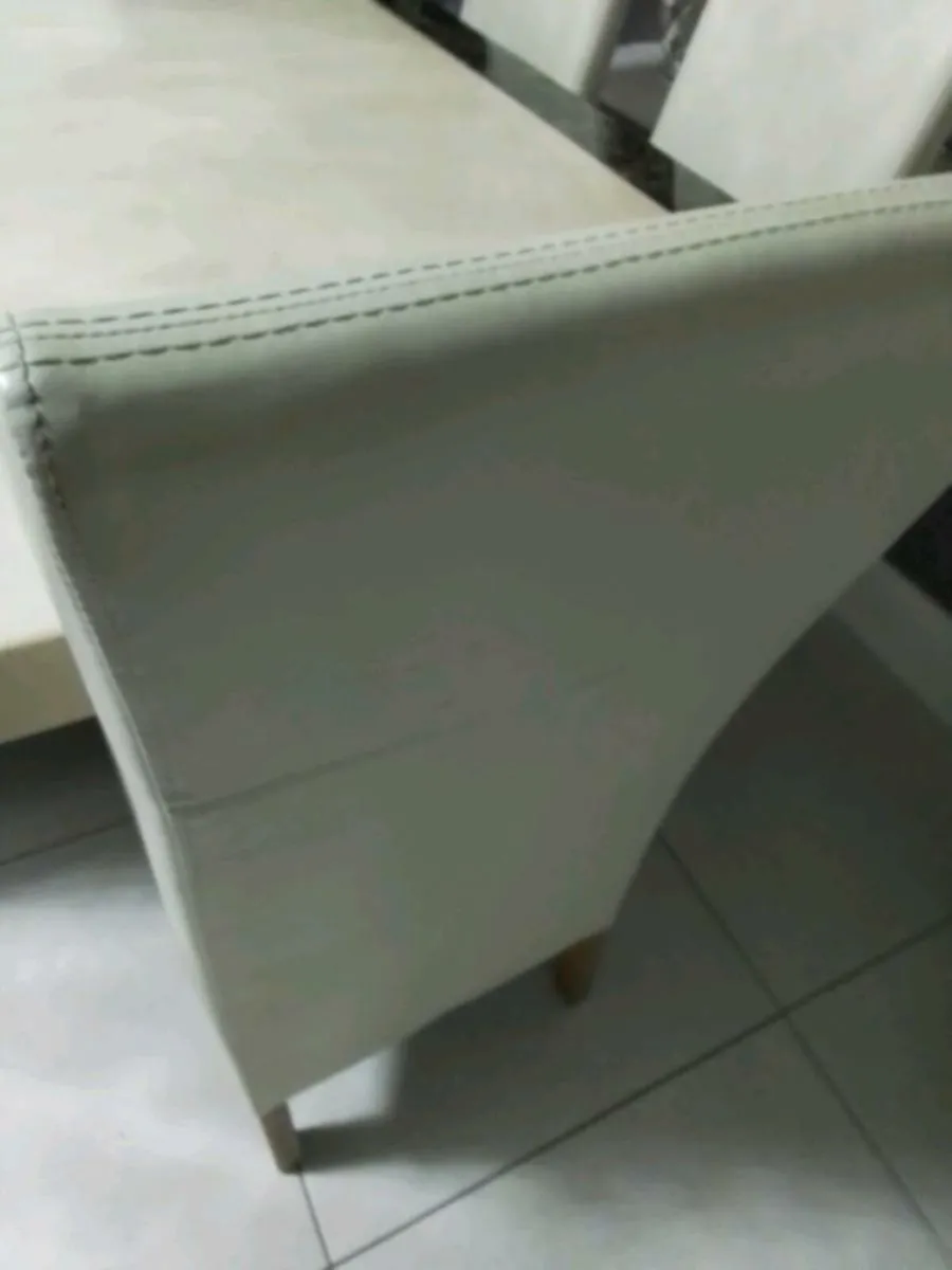 Marble table and chairs - Image 3