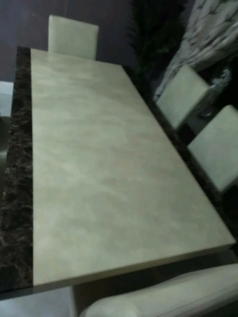 Marble table and chairs - Image 4