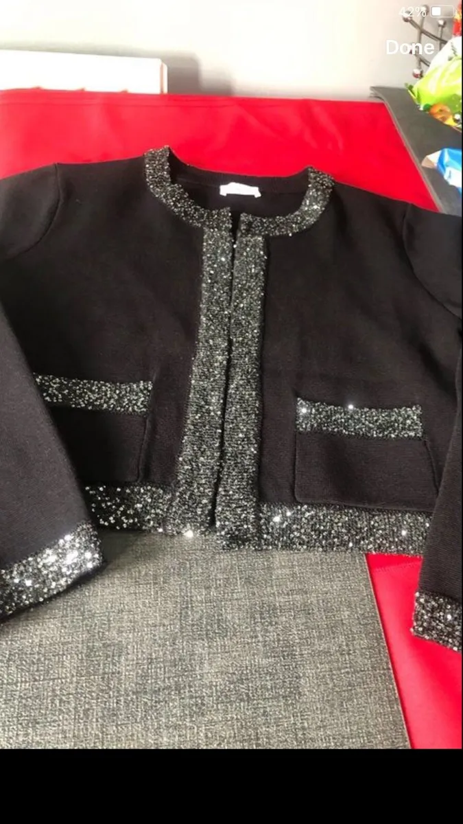 Ladies stunning two piece suit €20 - Image 3