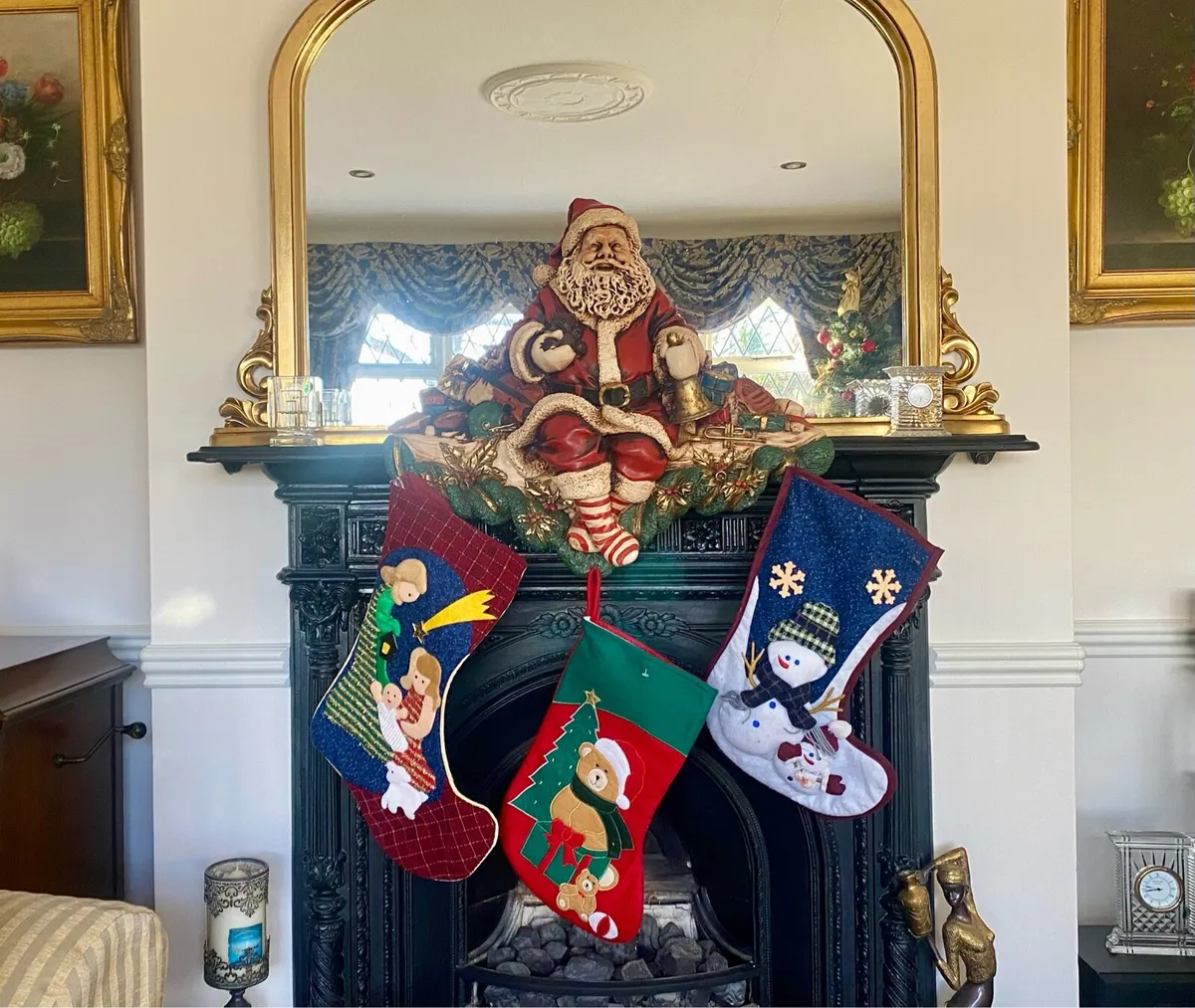 Vintage Resin Christmas Santa Stocking Holder - Image 3