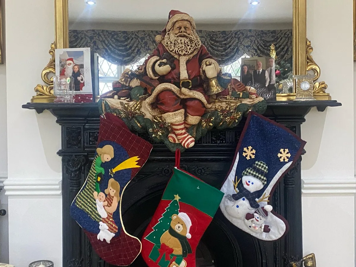 Vintage Resin Christmas Santa Stocking Holder - Image 4