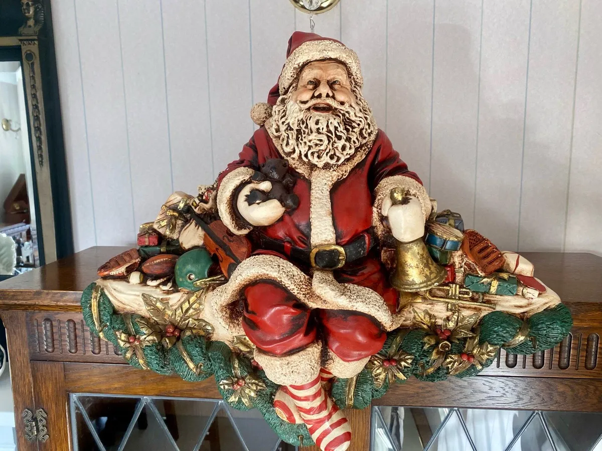 Vintage Resin Christmas Santa Stocking Holder - Image 1