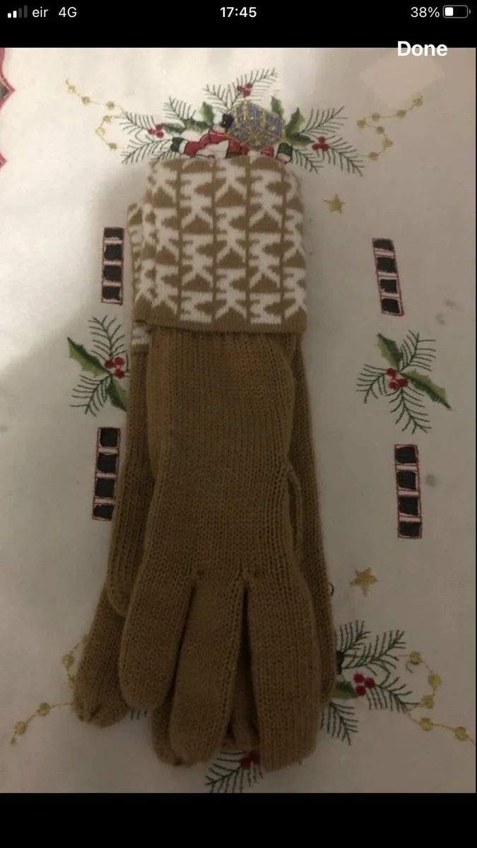 Ladies  Michael  kors gloves €20 - Image 4